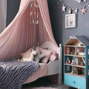 دکوراسیون اتاق کودک دختر مدرن و شیک مشکی صورتی با تور بالای تخت صورتی