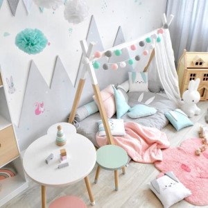 دکوراسیون اتاق کودک دختر طوسی صورتی با تم کوه و طبیعت و ریسه های رنگی