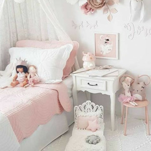 دکوراسیون اتاق کودک دختر سفید صورتی با تور بالای تخت سفید