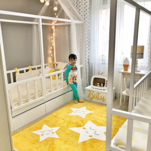 دکوراسیون اتاق کودک پسر قهوه ای سفید با فرش زرد و تخت فانتزی طرح خانه