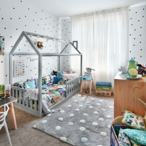 دکوراسیون اتاق کودک پسر مدرن سفید طوسی با طرح خال خالی و تخت فانتزی طرح خانه