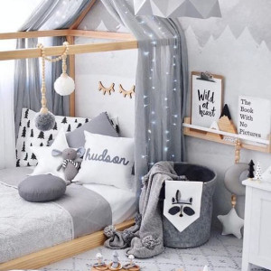 دکوراسیون اتاق کودک پسر طوسی سفید مدرن با تخت فانتزی طرح خانه و تور طوسی
