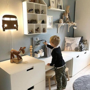 دکوراسیون اتاق کودک پسر مدرن سفید آبی با تخت کمجا و شلف دیواری