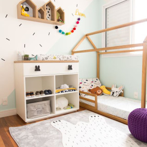 دکوراسیون اتاق کودک پسر آبی سفید مدرن با تخت فانتزی طرح خانه