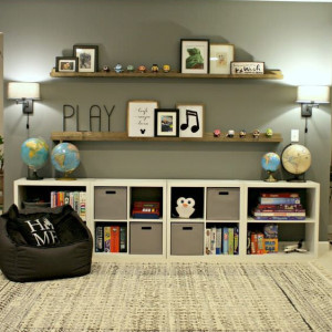 دکوراسیون اتاق کودک پسر سبز تیره با شلف و قفسه های دیواری