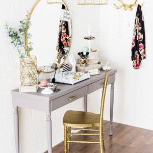میز آرایش کوچک در اتاق خواب دخترانه