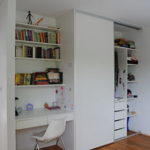 میز تحریر در اتاق خواب دخترانه