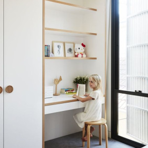 میز تحریر ساده اتاق خواب دخترانه بزرگسال