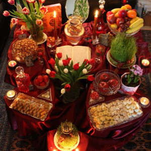 چیدمان سفره هفت سین بزرگ روی پارچه قرمز