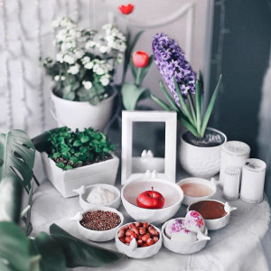 چیدمان سفره هفت سین در ظروف سرامیکی سفید