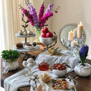 چیدمان سفره هفت سین روی میز و استند و شیرنی خوری طبقاتی