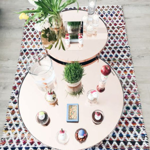 چیدمان سفره هفت سین مدرن روی میز جلو مبلی گرد