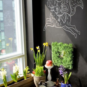 چیدمان سفره هفت سین مدرن و کوچک روی شلف