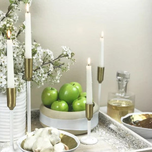 چیدمان سفره هفت سین مدرن کوچک روی میز با ظروف تزئینی سفید