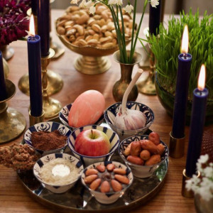 چیدمان سفره هفت سین کوچک روی میز