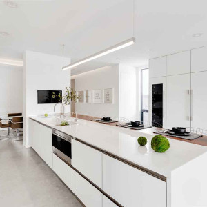 آشپزخانه مدرن و شیک با کابینت های سفید