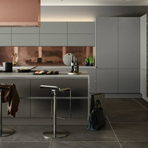 آشپزخانه مدرن و شیک با کابینت های طوسی و بین کابینتی مسی