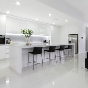 آشپزخانه مدرن و مینیمال با کابینت های سفید