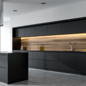 آشپزخانه مدرن و شیک با کابینت های مشکی و بین کابینتی چوبی