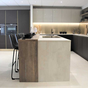 آشپزخانه مدرن و شیک با کابینت سفید و طوسی و جزیره