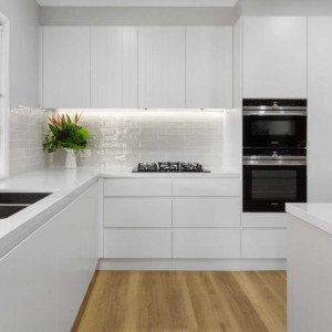 آشپزخانه مدرن و شیک با کابینت های سفید