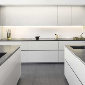 آشپزخانه مدرن و شیک با کابینت های سفید و صفحه پیشخوان مشکی
