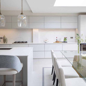 آشپزخانه مدرن و شیک با کابینت های سفید رنگ
