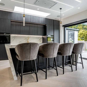 آشپزخانه مدرن و شیک با کابینت های مشکی و بین کابینتی طرح سنگ مرمر