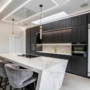 آشپزخانه مدرن و شیک با کابینت مشکی و بین کابینتی و جزیره طرح سنگ مرمر