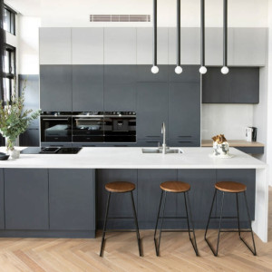 آشپزخانه مدرن و شیک با کابینت های طوسی و صفحه پیشخوان سفید