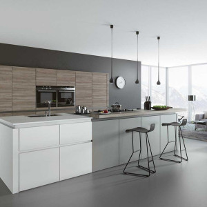 آشپزخانه مدرن و شیک با کابینت های مشکی و چوبی و جزیره