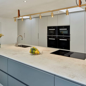 آشپزخانه مدرن و شیک با کابینت سفید و جزیره آبی طوسی