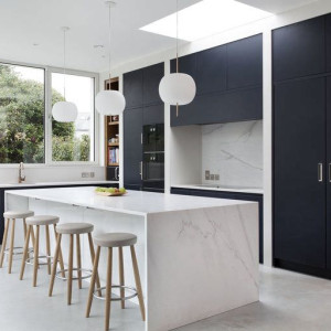 آشپزخانه مدرن و شیک با کابینت مشکی و بین کابینتی و صفحه پیشخوان طرح سنگ مرمر