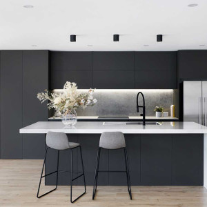 آشپزخانه مدرن و شیک با کابینت مشکی و بین کابینتی طوسی و صفحه پیشخوان سفید