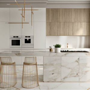 آشپزخانه مدرن و شیک با کابینت های سفید و چوبی و جزیره طرح سنگ مرمر