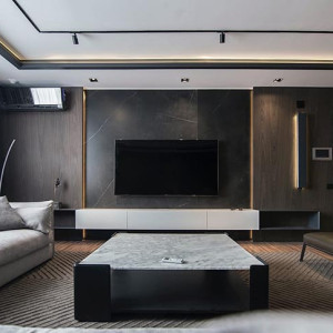 دیزاین نشیمن مدرن خانه با دیوار مشکی و مبلمان سفید خاکستری