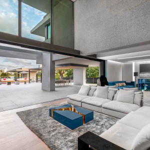 دیزاین خانه مدرن لوکس و شیک با رنگ طوسی و پلان باز