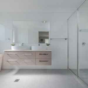 حمام و سرویس بهداشتی مدرن بزرگ با اتاق دوش شیشه ای و روشویی کابینت دار بدون پایه