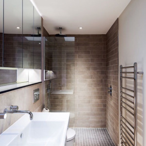 حمام و سرویس بهداشتی مدرن با اتاق دوش با کاشی های کرم