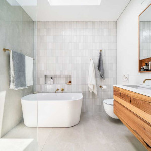 حمام و سرویس بهداشتی مدرن با وان جزیره و روشویی کابینت دار بدون پایه و توالت فرنگی وال هنگ