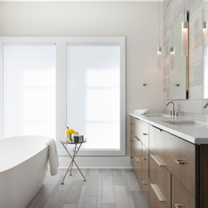 حمام مدرن با دیوارهای سفید و وان جزیره و روشویی کابینت دار قهوه ای