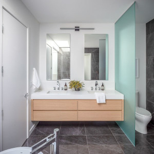 حمام و سرویس بهداشتی مدرن با روشویی کابینت دار بدون پایه