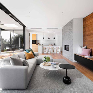 طراحی هال و پذیرایی مدرن با دیوارپوش چوبی و مبل راحتی رنگ طوسی