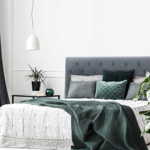 اتاق خواب طوسی و سفید و سبز با تخت پارچه ای طوسی و روتختی سفید و شال تخت سبز