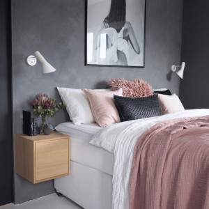 اتاق خواب طوسی و صورتی و سفید با دیوار طوسی تیره و تخت سفید و روتختی صورتی