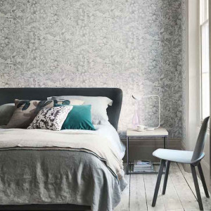 اتاق خواب طوسی و سفید و سبز با کاغذ دیواری و تخت طوسی و سفید و بالش سبز