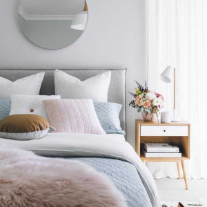 اتاق خواب طوسی و سفید و صورتی با شال تخت صورتی