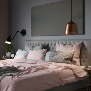 اتاق خواب طوسی و صورتی با تخت و دیوارهای طوسی و روتختی صورتی