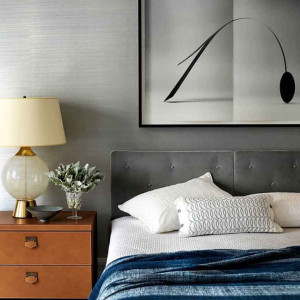 اتاق خواب طوسی و آبی با تخت و دیوار طوسی تیره و روتختی آبی