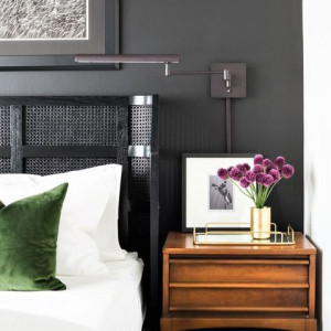 اتاق خواب طوسی و سفید و سبز با دیوار و تخت طوسی تیره، روتختی سفید و بالش سبز